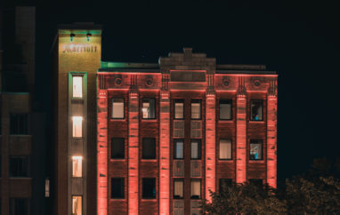 Éclairage de la façade extérieure de l'Hôtel Marriott de Québec