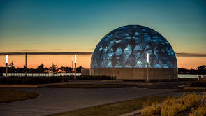 XYZ-Technologies_Statera_dark-blue-projection-on-Dome-seen-from-the-outside-at-sunset