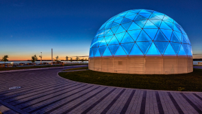 XYZ-Technologies_Statera_light-blue-projection-on-Dome-seen-from-the-outside-at-sunset