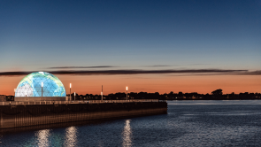 XYZ-Technologies_Statera_light-blue-projection-on-Dome-seen-from-the-outside-at-sunset-accros-the-river