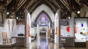 XYZ-Technologies_MUMAQ_Main-corridor-exhibition-with-glass-display-cases-with artifacts-from-1534-1850-illuminated-alongside-the-church-structure