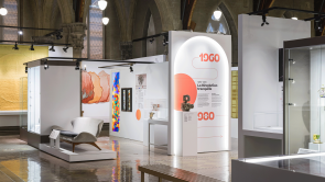 XYZ-Technologies_MUMAQ_white-exhibition-panels-displaying-information-from-the-Quiet-Revolution-and-artefacts