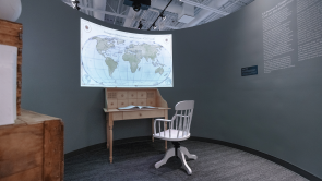 XYZ-Technologies_Musee-de-la-Gaspesie_Desk with-an-interactive-book-and-a-world-map projected-on-the-wall