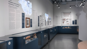 XYZ-Technologies_Musee-de-la-Gaspesie_Museum-walkway-with display-cases featuring-artifacts and-animated wall-projections