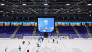 XYZ-Technologies_Colisee-Videotron-Trois-Rivieres-Sideview-of-ice-rink-with-giant-screen-score-board-audiovisual-equipment