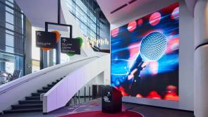 XYZ-technologies_Casino-de-Trois-Rivieres_entrance-LED-video_wall-and-podium