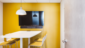 XYZ-Technologies_Mondou_yellow_conference-room-with-tv-camera-and-speakers