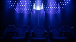 XYZ-Technologies_Riviere-au-Renard_D-Box-seats-blue-lighting-system-and-mist-projection-devices