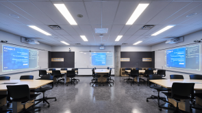 XYZ-Technologies_UQAM_classroom_projectors-and-projection-screens