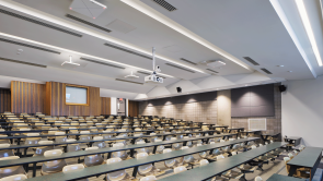 XYZ-Technologies_UQAM_classroom_with-audiovisual-equipment-projectors-microphone-capture-tiles-and-speakers