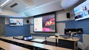 XYZ-Technologies_UQAM_front-of-the-classroom-with-audiovisual-equipment