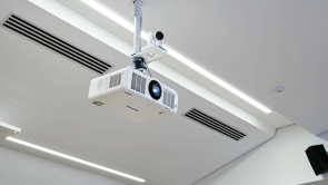 XYZ-Technologies_UQAM_integration-of-projector-on-the-ceiling