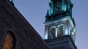 XYZ-Technologies_Cartier-Theater_360-degree-white-and-blue-lighting-on-bell-tower