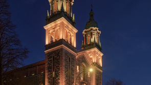 XYZ-Technologies_Cartier-Theater_Dynamic-architectural-LED-warm-lighting-side-view-of-monument