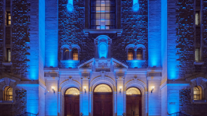 XYZ-Technologies_Cartier-Theater_entrance-Dynamic-architectural-LED-dark-blue-lighting