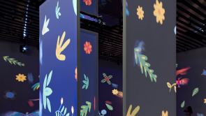 XYZ-Technologies_Museo-Internacional-del-Barroco-Barroco-flowers-plants-blue-art-projection-on-wall-and-rectangle-structure