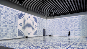 XYZ-Technologies_Museo-Internacional-del-Barroco-Barroco-white-blue-art-projection-on-wall-and-floor