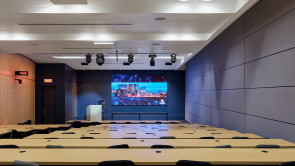 XYZ-Technologies-CRCHUM-full-view-audiovisual-amphitheater-wall-in-place