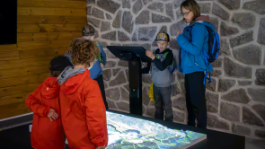 XYZ-Technologies_Parc-De-La-Riviere-Batiscan-Interactive-model-and-tablet-mother-children-discovering-park-topography