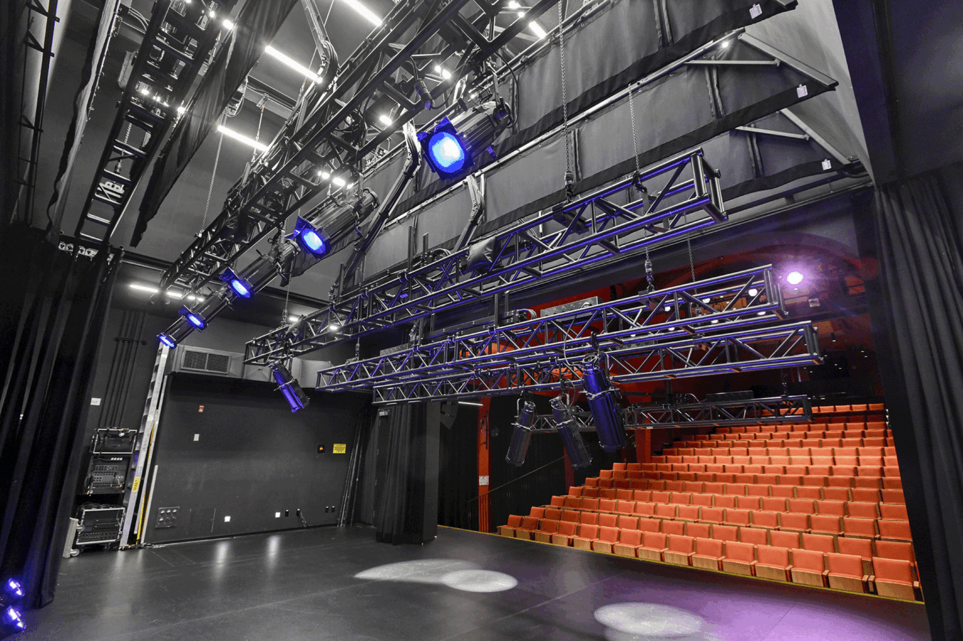 XYZ Technologies Agora lighting fixtures and trusses pantographs Transformation technologique de l’Agora des Arts
