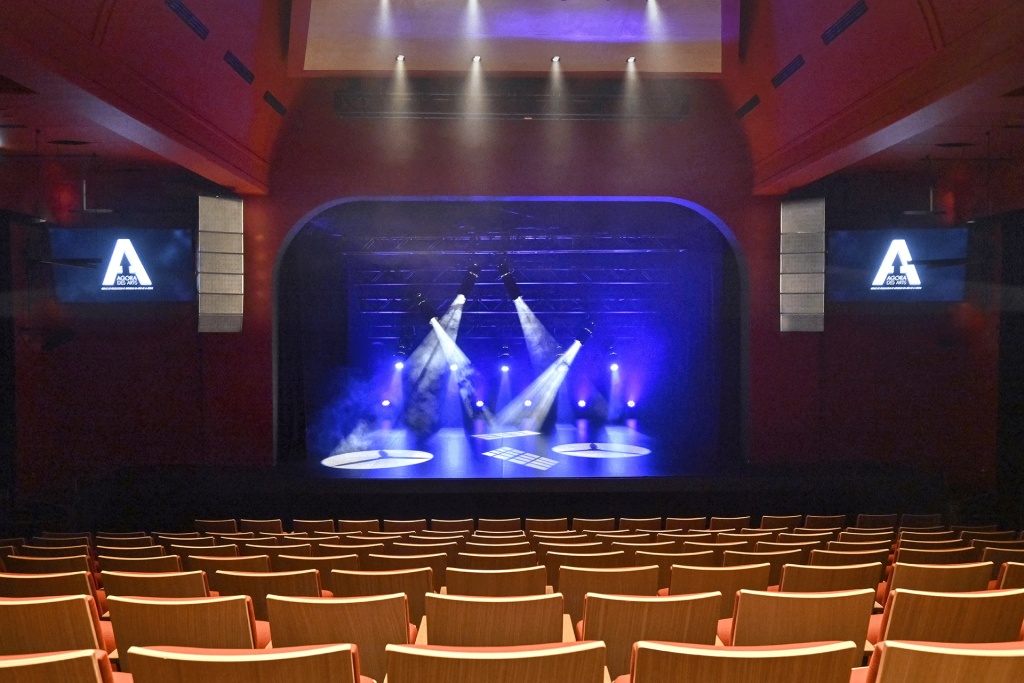 XYZ Technologies Agora des arts Wide Shot Stage Blue lighting Transformation technologique de l’Agora des Arts