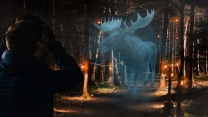 XYZ-Technologies_ParcDuBourgDePabos-adult-with-AR-headset-observe-floating-moose-during-night-experience