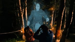 XYZ-Technologies_ParcDuBourgDePabos-adults-with-AR-headsets-observe-floating-viking-during-night-experience