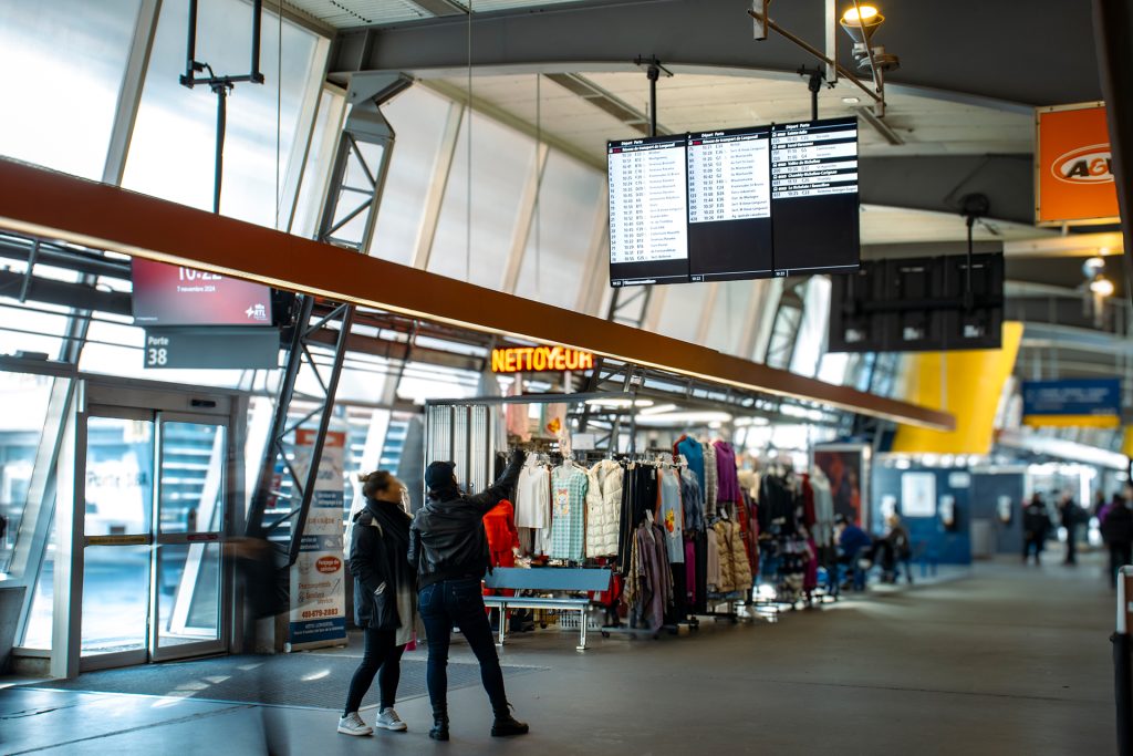 XYZ_Technologies_Terminus-Longueuil-2-women-using-the-traveler assistance-panels