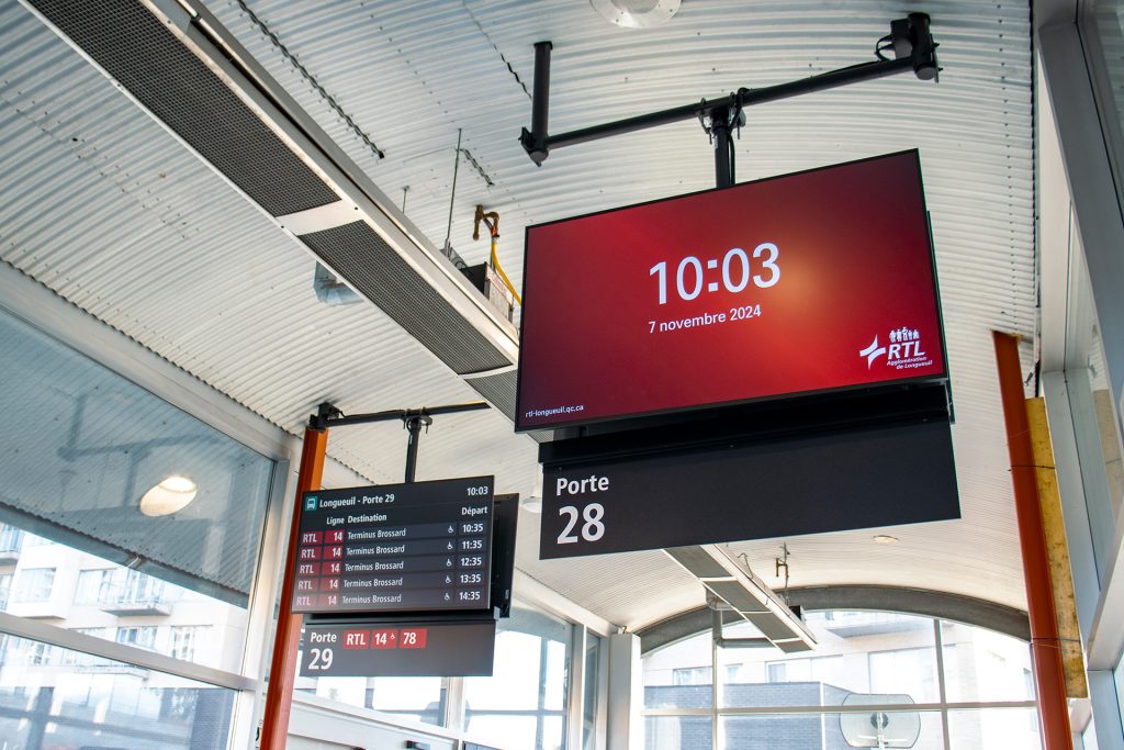 XYZ_Technologies_Terminus-Longueuil-Content-display system-mounted-on-the-ceiling-of-Wing-D