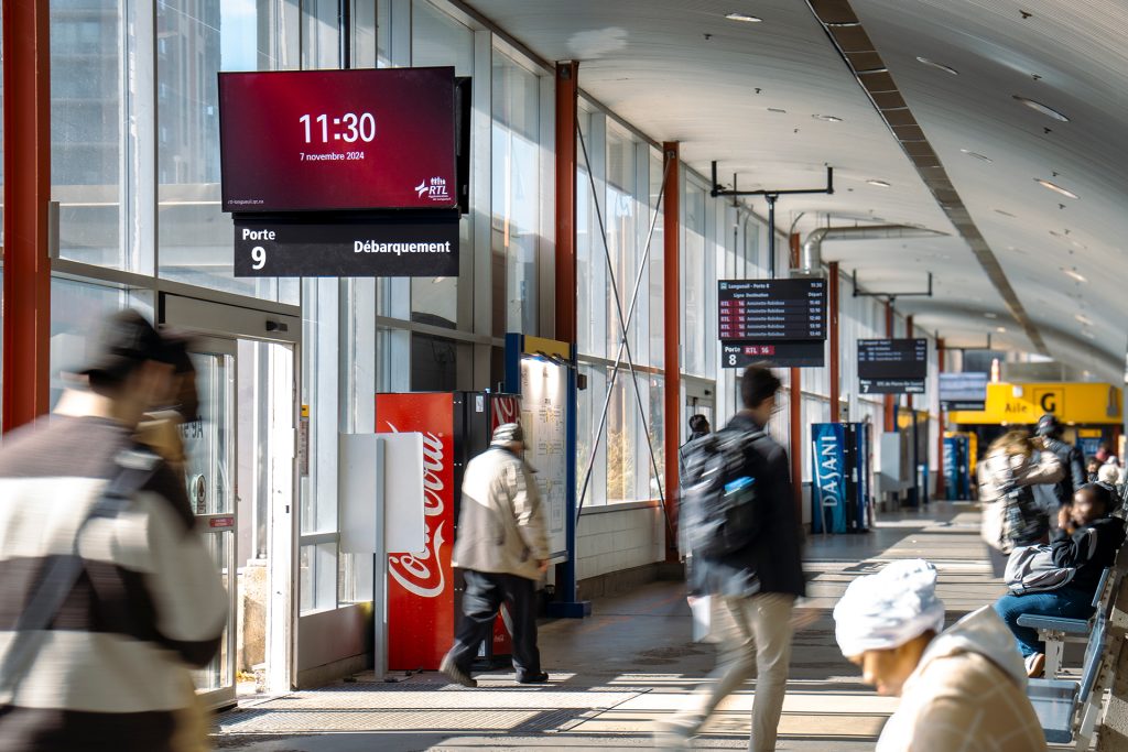 XYZ_Technologies_Terminus-Longueuil-Traveler-assistance-panels-Gates9-6 leading-to-WingG