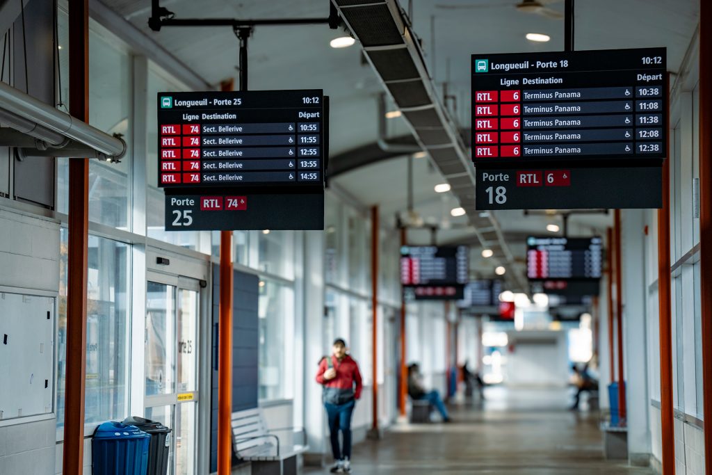 XYZ_Technologies_Terminus-Longueuil-Travelers-waiting-for-their bus-inside-Wing-C