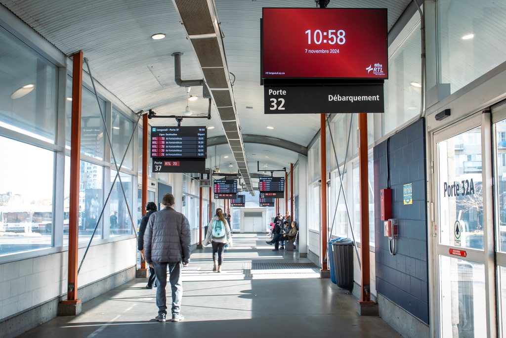 XYZ_Technologies_Terminus-Longueuil-Travelers-waiting-for-their bus-inside-Wing-D-entrance