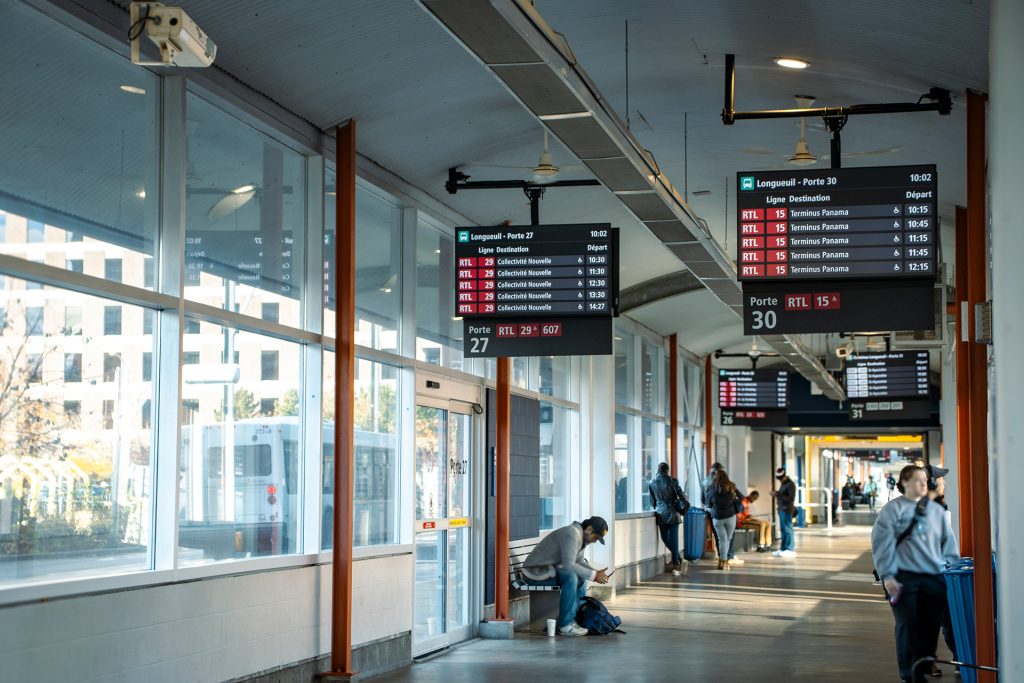 XYZ_Technologies_Terminus-Longueuil-Travelers-waiting-for-their bus-inside-middle-of-Wing-D