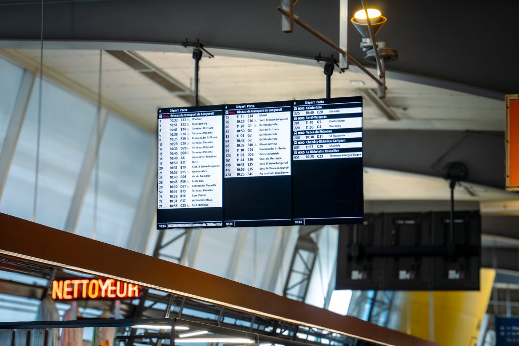 XYZ_Technologies_Terminus-Longueuil-close-up-on-triple-traveler-assistance-panels