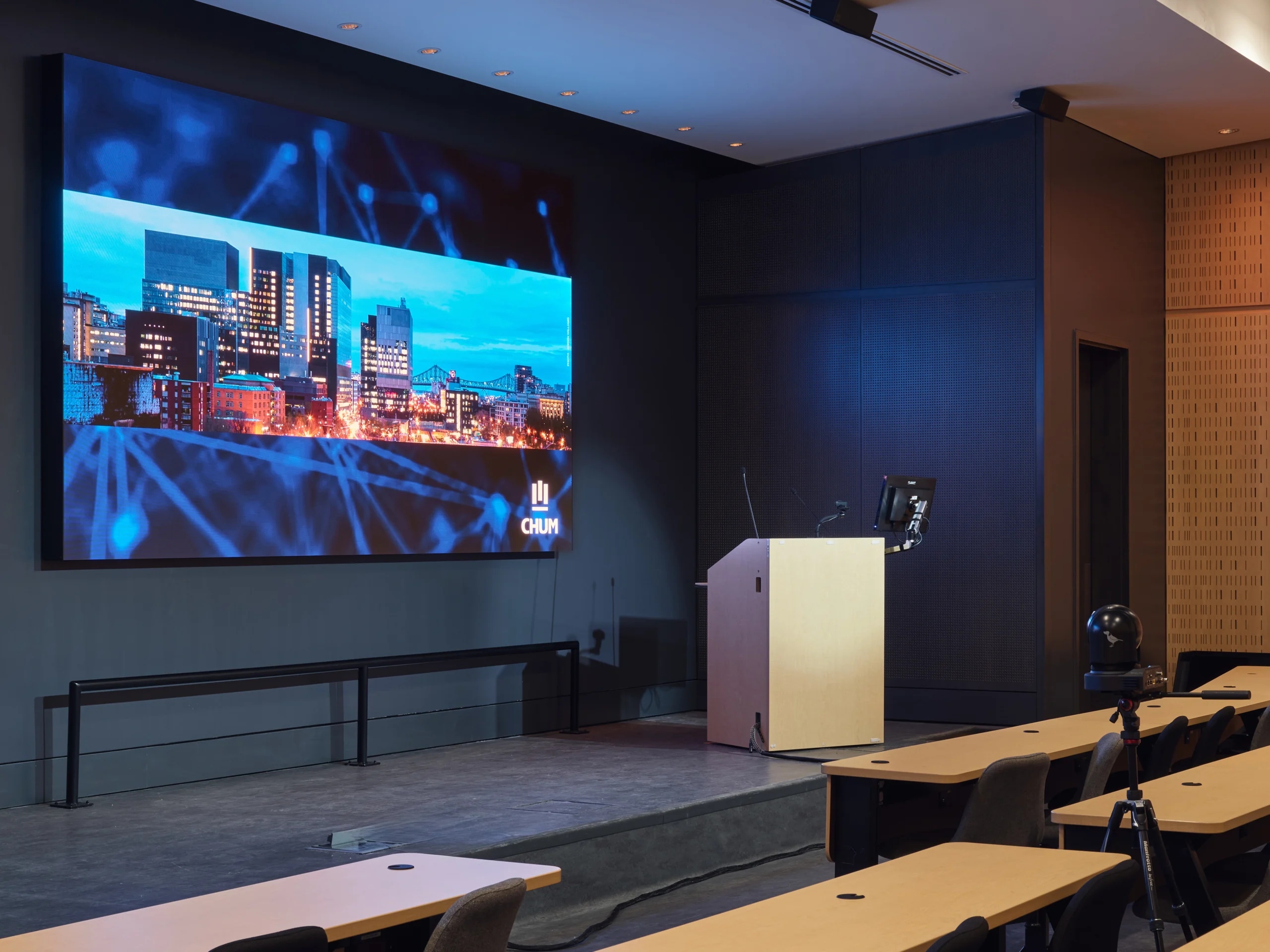 LED video wall of the Amphitheatre at the CHUM Research Centre