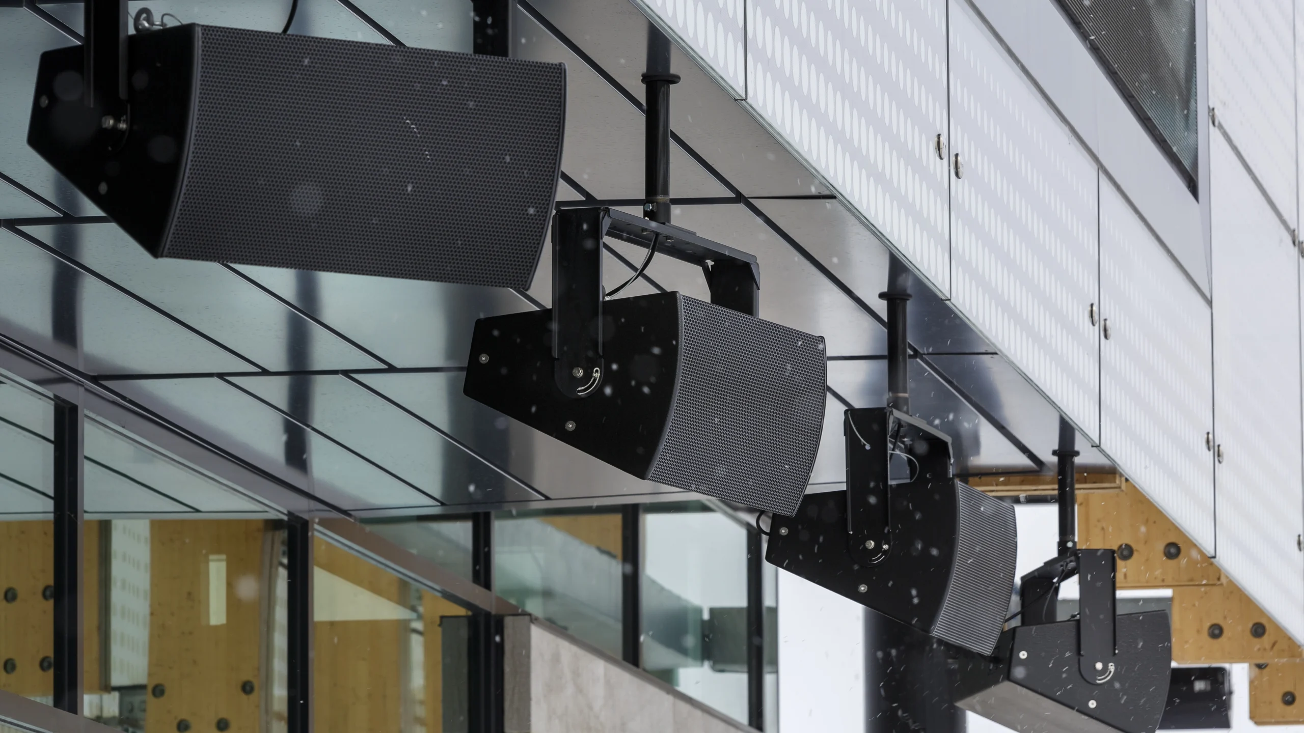Instalación de altavoces en empresa