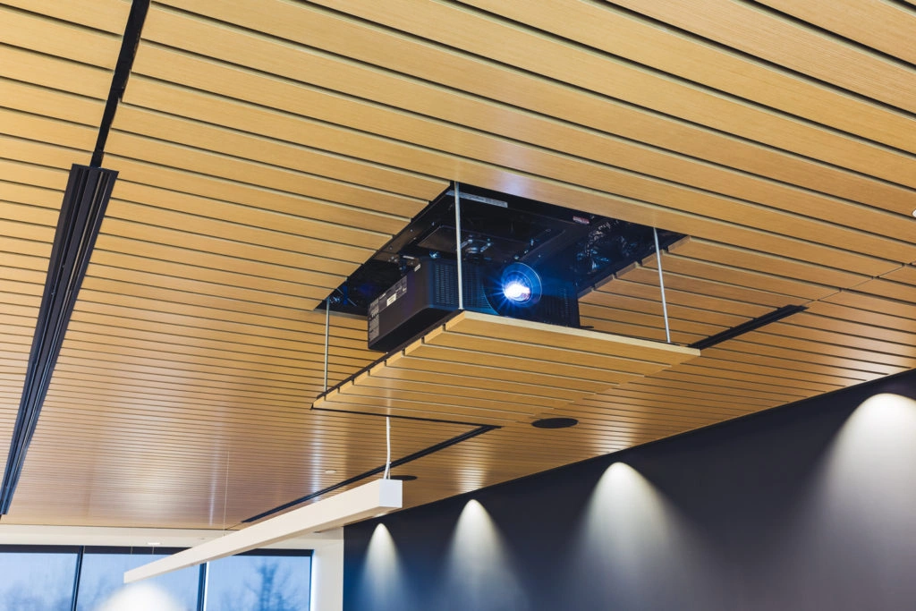 Projecteur intégré au plafond dans une salle de conférence d’entreprise