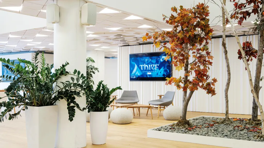 Espace lounge d’un espace coworking avec arbres à l’intérieur