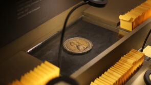 XYZ-Technologies_MNAS_Minted-Narratives_exposition_Close-up-of-a-coin