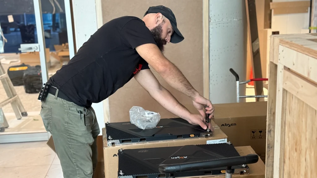Installation professionnelle d'un écran interactif dans une entreprise québécoise par XYZ Technologies.